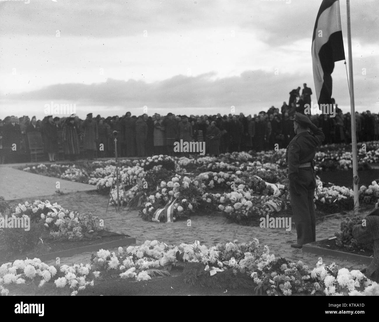 Begrafenis illegale strijders in Overveen, Bestanddeelnr 901 1514 Stock Photo