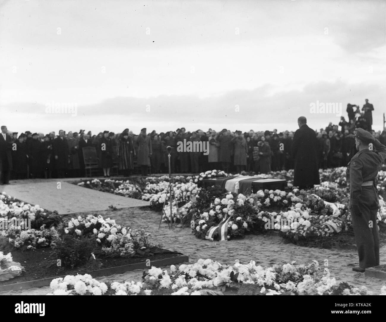 Begrafenis illegale strijders in Overveen, Bestanddeelnr 901 1507 Stock Photo