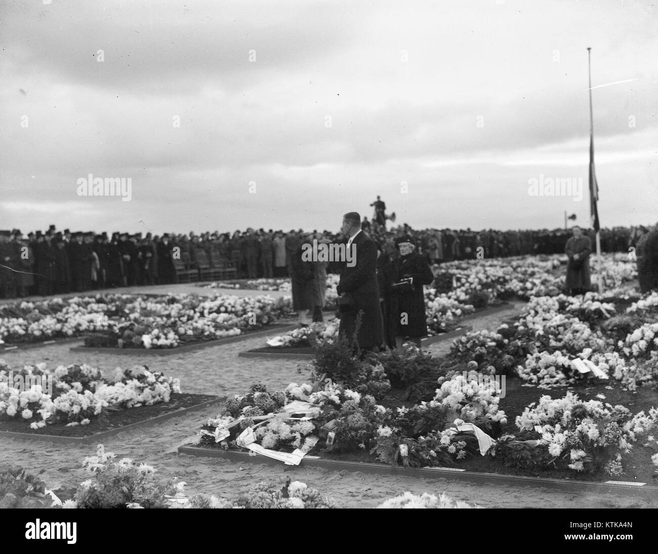 Begrafenis illegale strijders in Overveen, Bestanddeelnr 901 1513 Stock Photo