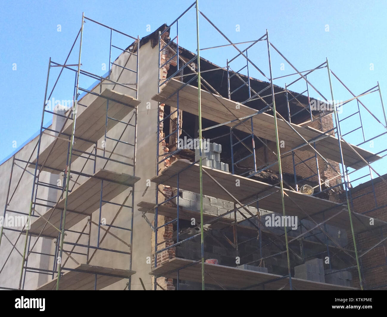 Historical building site scaffolding hi-res stock photography and ...