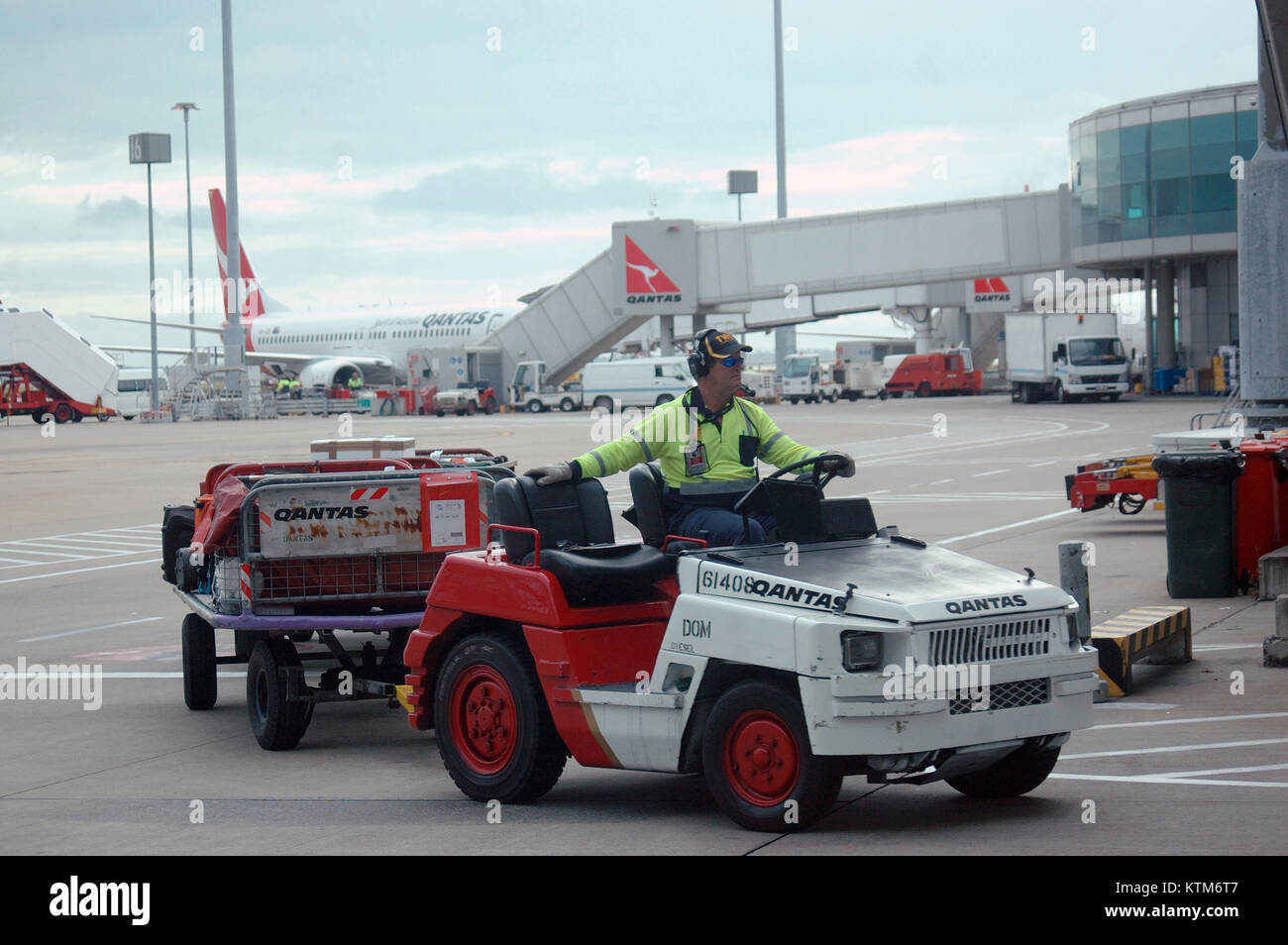 BRISBANE, AUSTRALIA, September 24, 2008: Baggage handlers load aircraft at Brisbane Domestic Airpport Terminal on September 24, 2008 in Brisbane, Aust Stock Photo