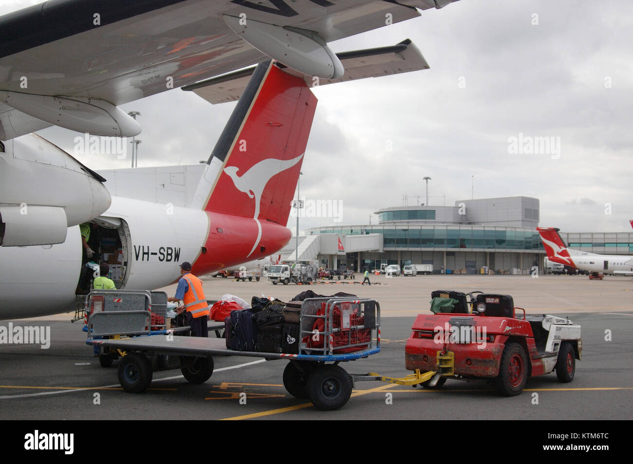 BRISBANE, AUSTRALIA, September 24, 2008: Baggage handlers load aircraft at Brisbane Domestic Airpport Terminal on September 24, 2008 in Brisbane, Aust Stock Photo