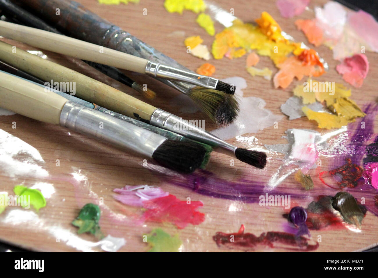 art materials, artists paint brushes on wooden palette Stock Photo Alamy