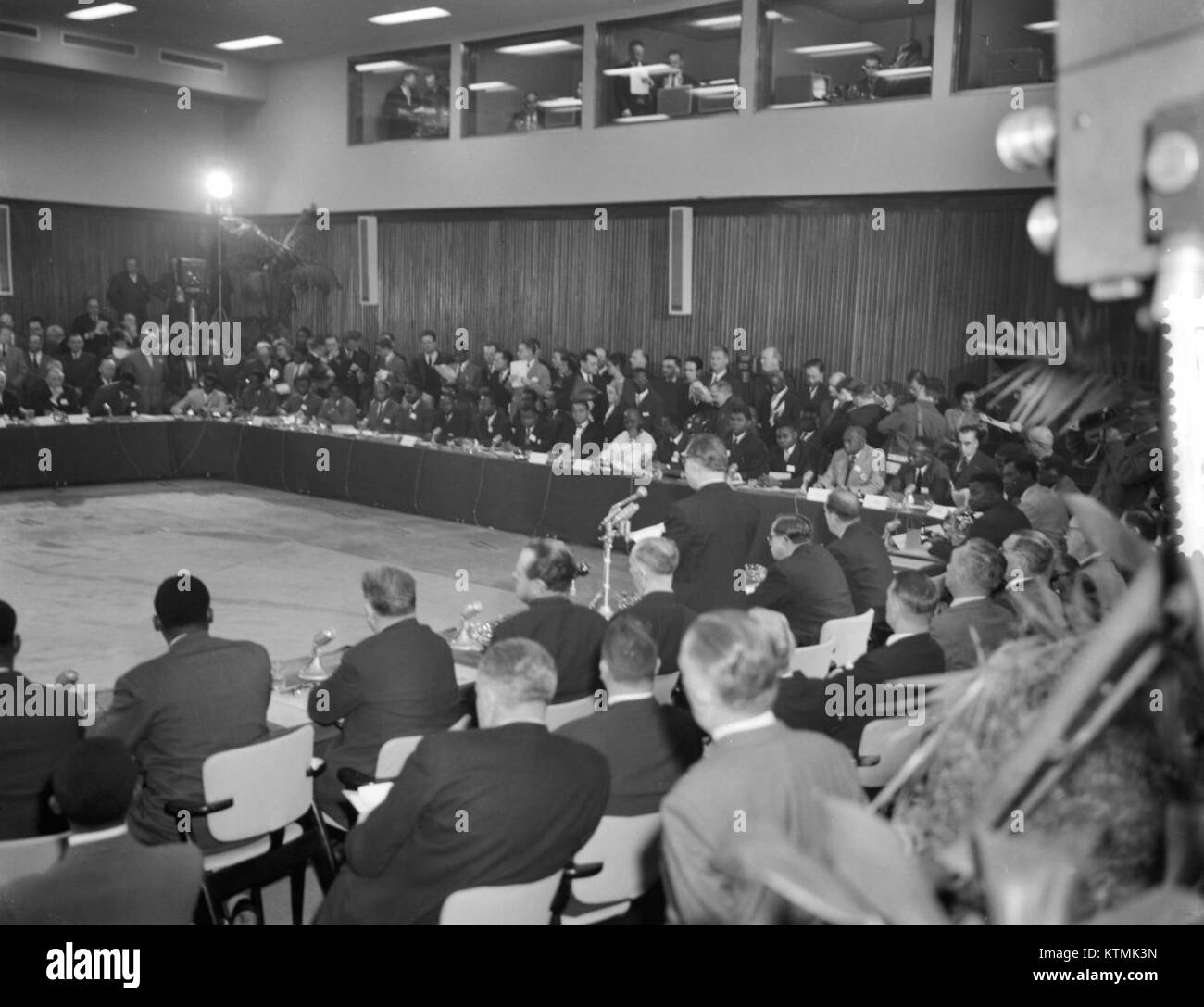 Round table conference hi-res stock photography and images - Alamy