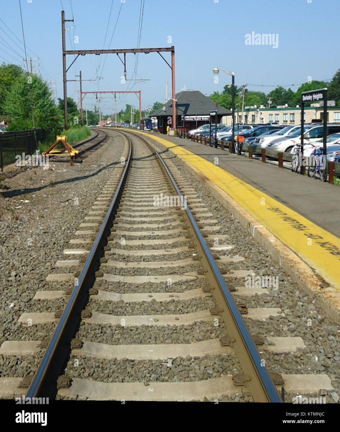 Berkeley Heights NJ train tracks leading westwards and train station