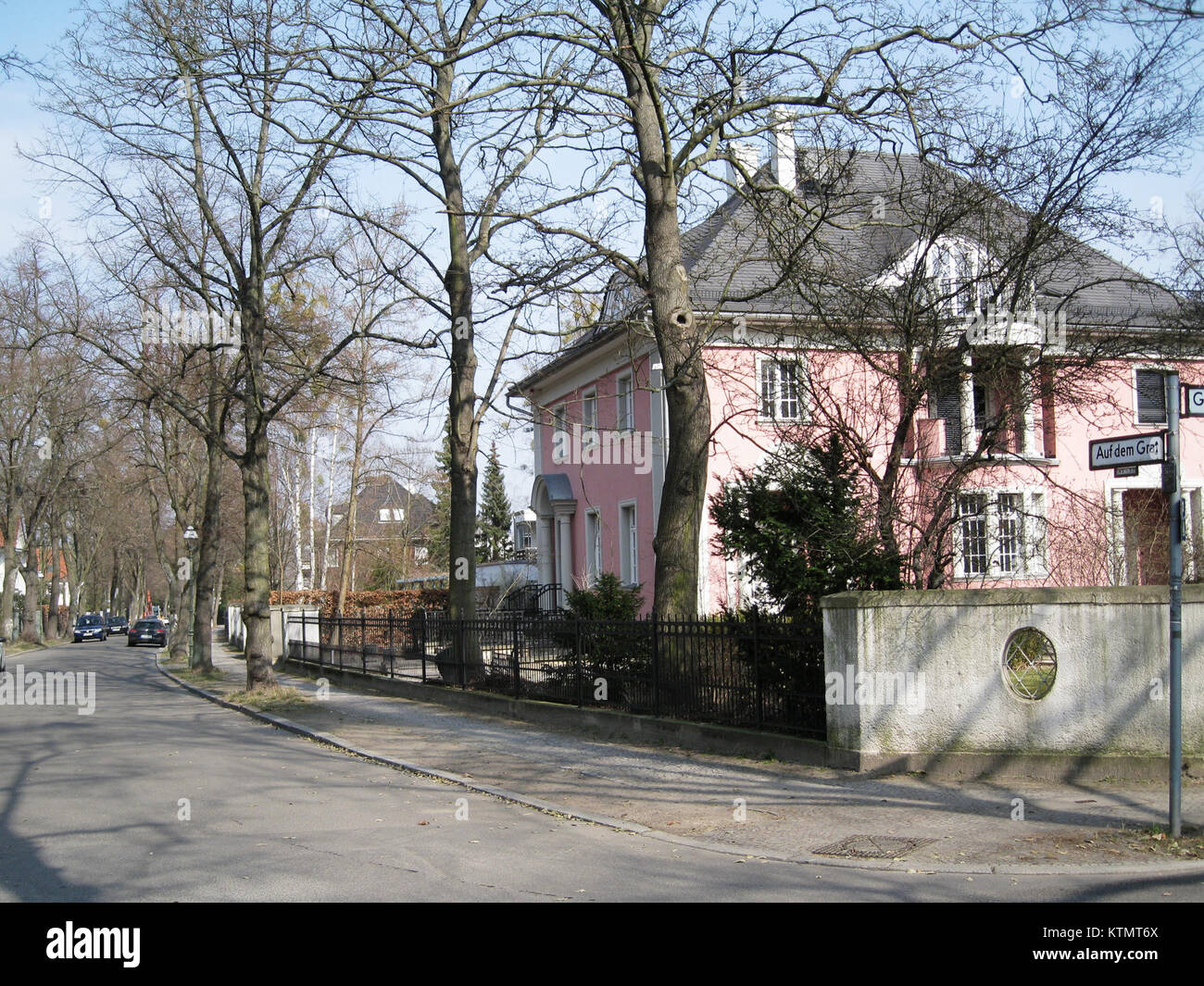'Auf dem Grat' refers to a location in Berlin, specifically the Dahlem ...