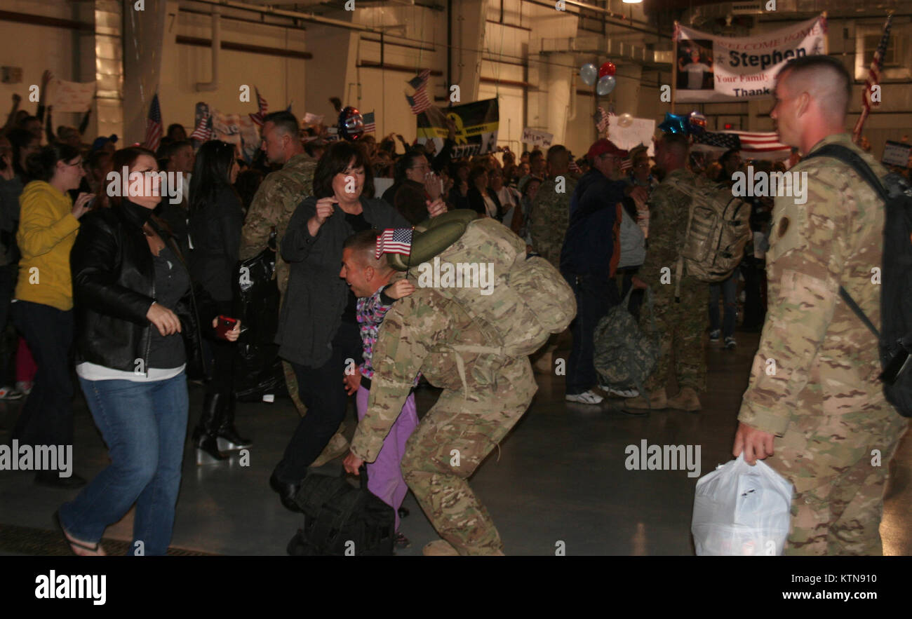 ALBANY, N.Y. -- A New York Army National Guard Soldier reunites with ...
