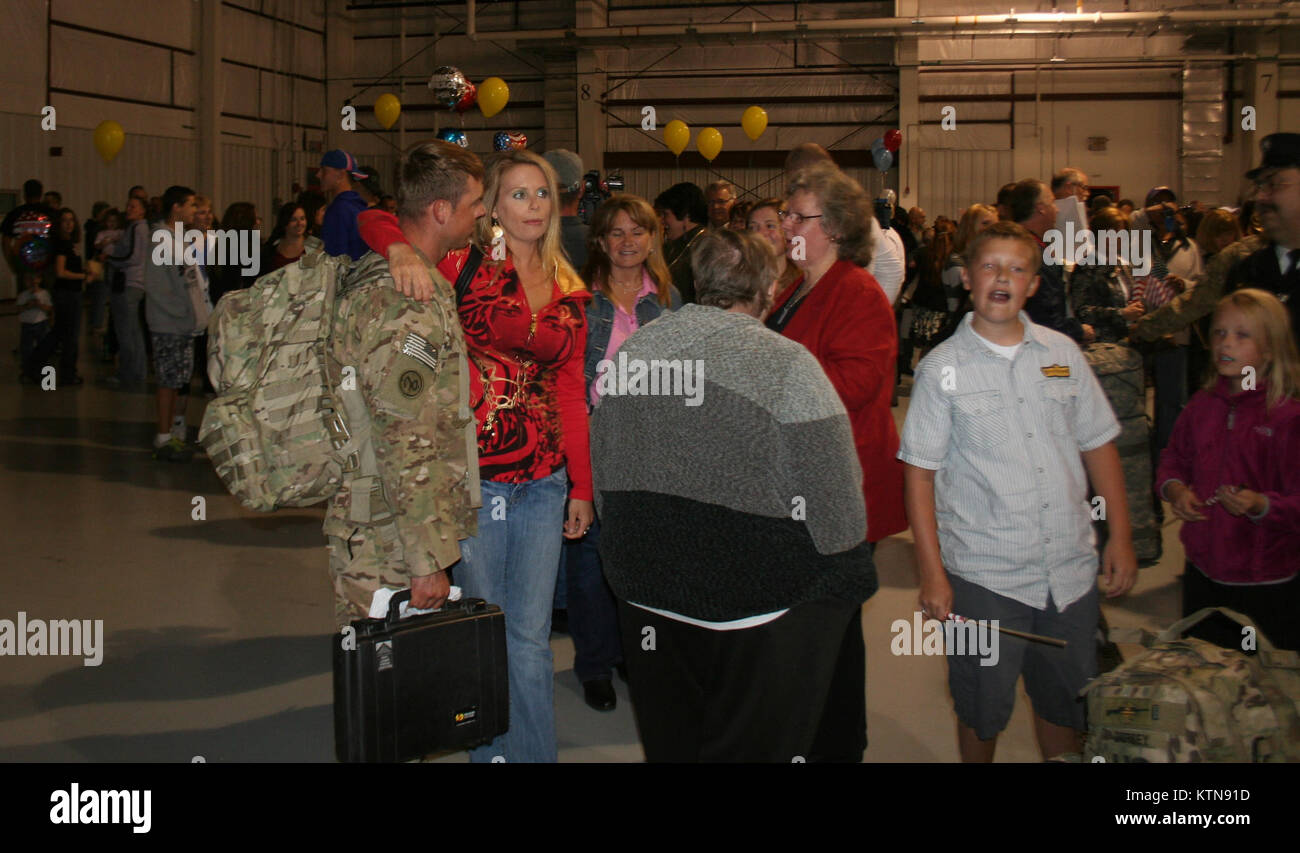 ALBANY, N.Y. -- A New York Army National Guard Soldier reunites with ...