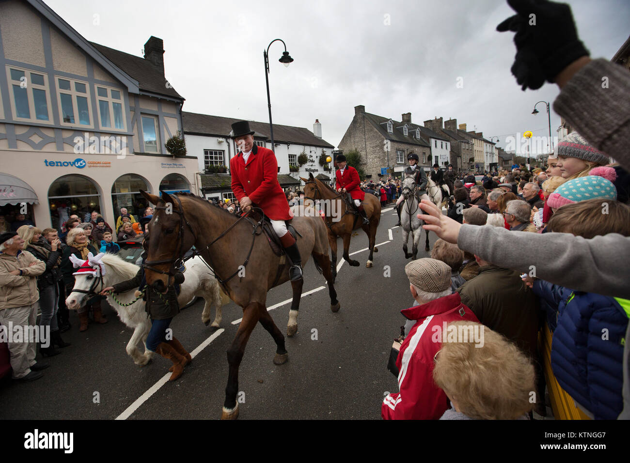 Cowbridge, Vale of Glamorgan, South Wales, United Kingdom 26th December 2017. Glamorgan Boxing Day Hunt parades through Cowbridge, Vale of Glamorgan, South Wales, United Kingdom 26th December 2017. Crowds of people lined the streets to watch the Glamorgan Boxing Day Hunt as it paraded through Cowbridge, Vale of Glamorgan. Credit: Jeff Gilbert/Alamy Live News Stock Photo