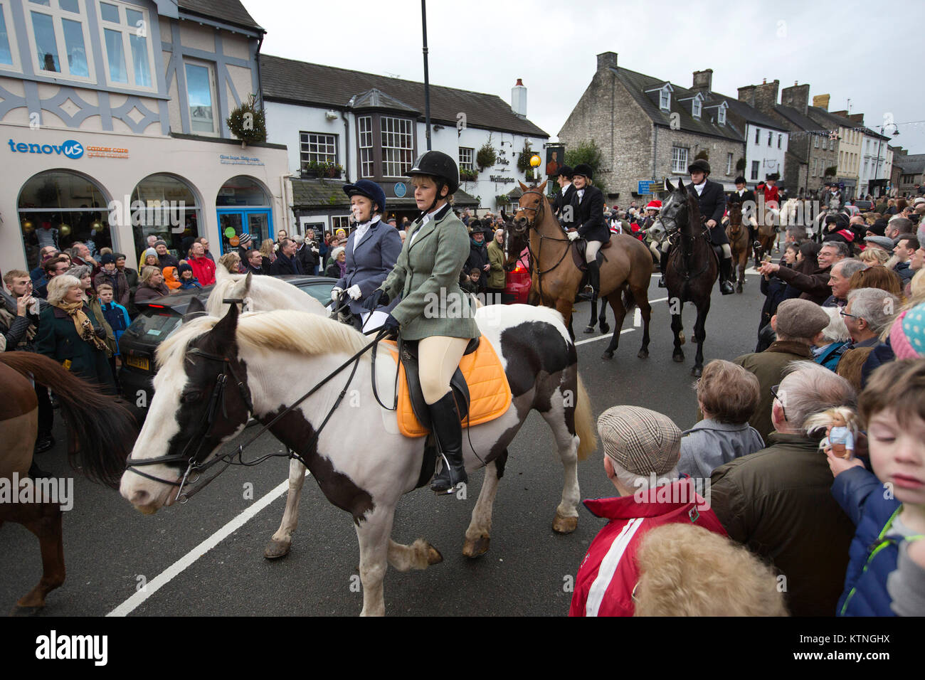 Cowbridge, Vale of Glamorgan, South Wales, United Kingdom 26th December 2017. Glamorgan Boxing Day Hunt parades through Cowbridge, Vale of Glamorgan, South Wales, United Kingdom 26th December 2017. Crowds of people lined the streets to watch the Glamorgan Boxing Day Hunt as it paraded through Cowbridge, Vale of Glamorgan. Credit: Jeff Gilbert/Alamy Live News Stock Photo