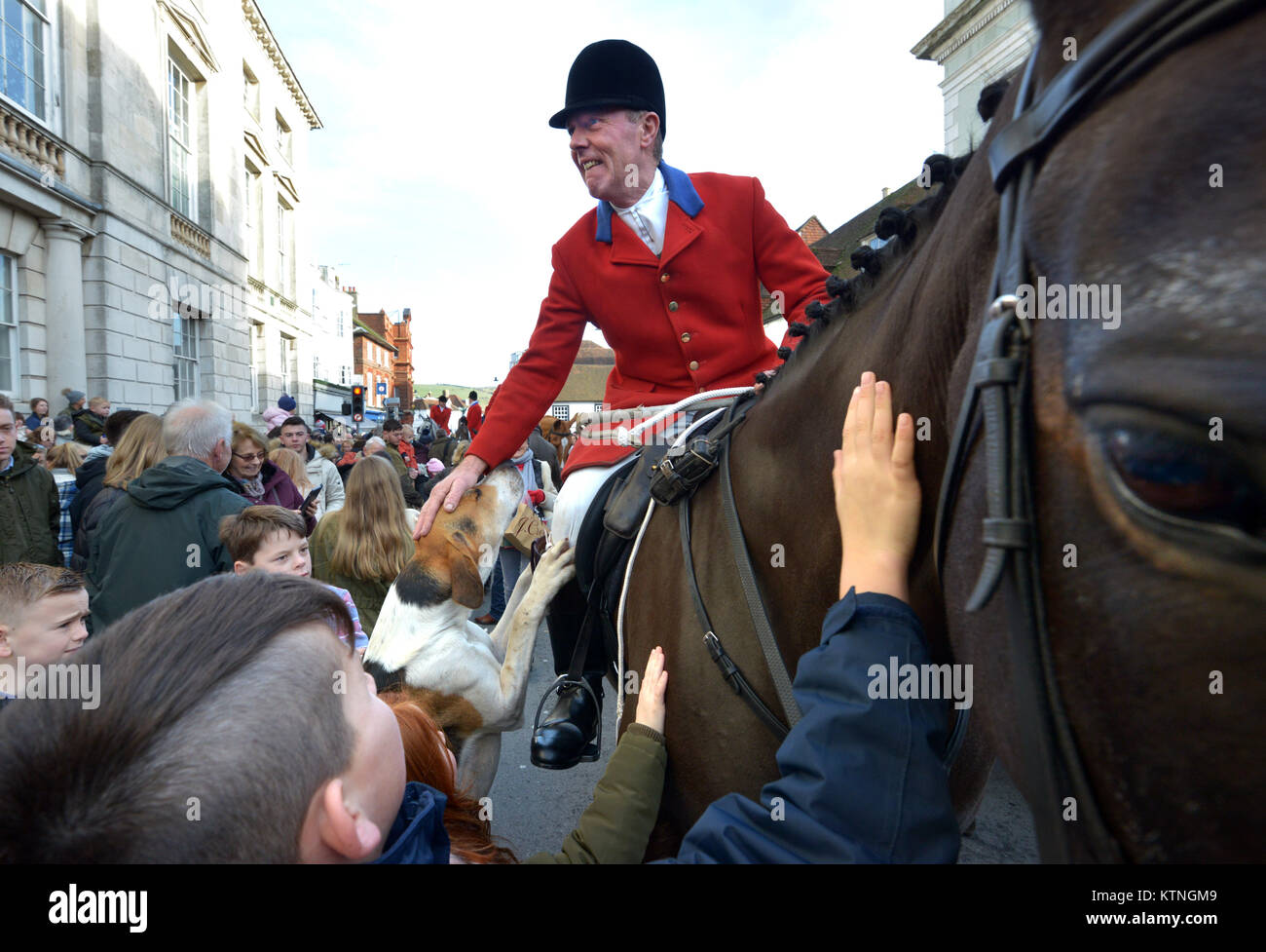 Lewes, East Sussex, UK. 26th December 2017. Hundreds of people watch the traditional Southdown and Eridge hunt Boxing Day meeting in Lewes High Street. A small handfull of anti-hunt demonstraters stood in front of the hounds and horses as they left for a drag hunt on the South Downs. Angry words were exchanged but the event remained peaceful. © Peter Cripps/Alamy Live News Stock Photo