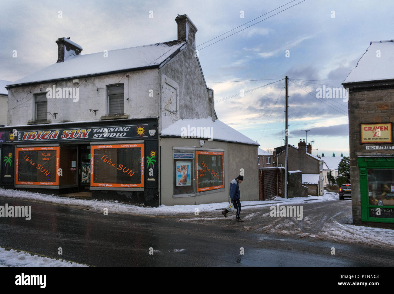 Cinderford, Gloucestershire, UK. 27th Dec, 2017. Snow came to parts of the UK today, this is a scene from Cinderford in the  Forest Of Dean.  Despite  the weather disrupting holiday air traffic, locals here enjoyed 'Ibiza Sun' on Cinderford High Street . Credit: DAVID BARRETT/Alamy Live News Stock Photo