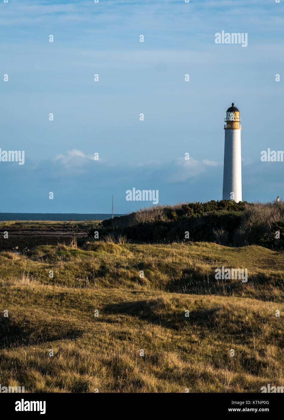 John Muir Way, Dunbar, East Lothian, Scotland, UK. 27th Dec, 2017.  A beautiful clear blue sky at Barns Ness lighthouse, a deactivated Stevenson lighthouse Stock Photo