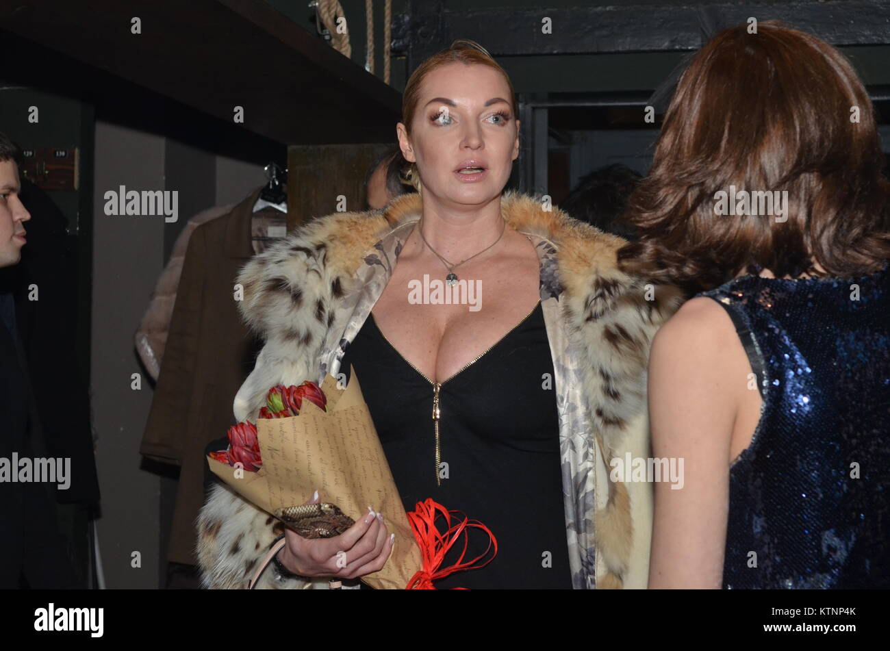 Qizlar plyajda siyishmoqda Dik va vites qutisi haqida sarosimaga tushdim (porno)