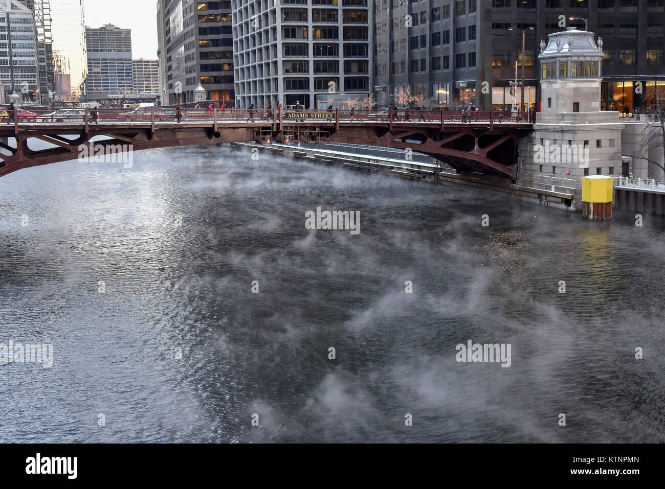Chicago, USA. 27th Dec, 2017. USA Weather: Steam rises off the Chicago River as the city of Chicago experiences sub-zero temperatures. With the effects of wind chill, temperatures are expected to be -22C to -32C. Credit: Stephen Chung/Alamy Live News Stock Photo