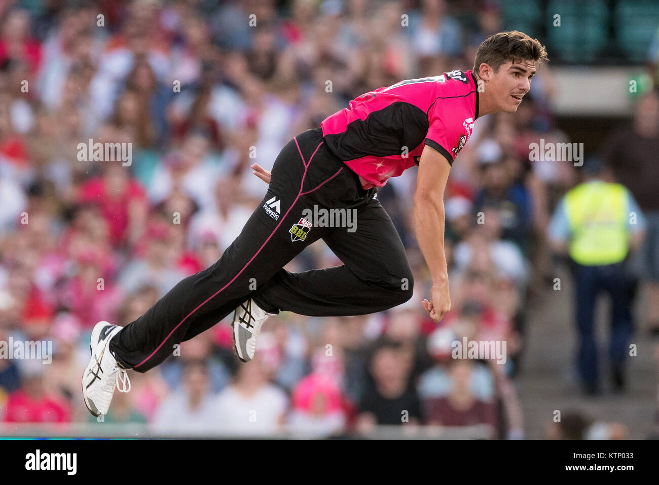 Sydney Australia 28th Dec 17 Sydney Sixers Player Sean Abbott Bowls At The Kfc Big Bash League Cricket Game Between Sydney Sixers V Adelaide Strikers At The Scg In Sydney Credit Steven
