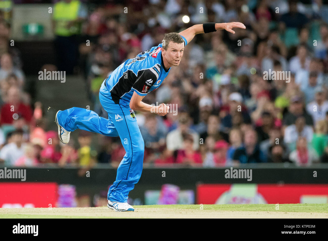 Sydney, Australia. 28th Dec, 2017.Adelaide Strikers player Peter Siddle bowls at the KFC Big Bash League Cricket game between Sydney Sixers v Adelaide Strikers at The SCG in Sydney. Credit: Steven Markham/Alamy Live News Stock Photo