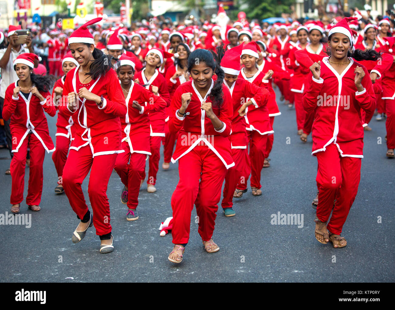 Buon Natale Kerala.Girls Wearing Santa S Clothes Performimg Flash Mob Participating In Stock Photo Alamy