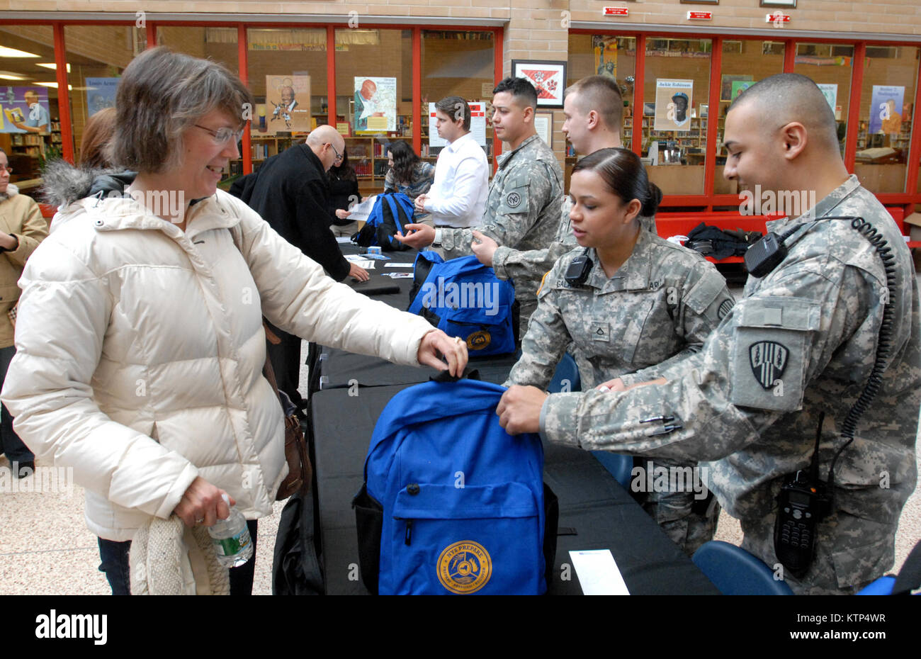 chrysant Mantsjoerije synoniemenlijst THIELLS, NY -- New York Army National Guard Sgt. Erik Collado (right) gives  a disaster and emergency response starter kit to Barbara Peters (left)  following a session of New York Governor Andrew