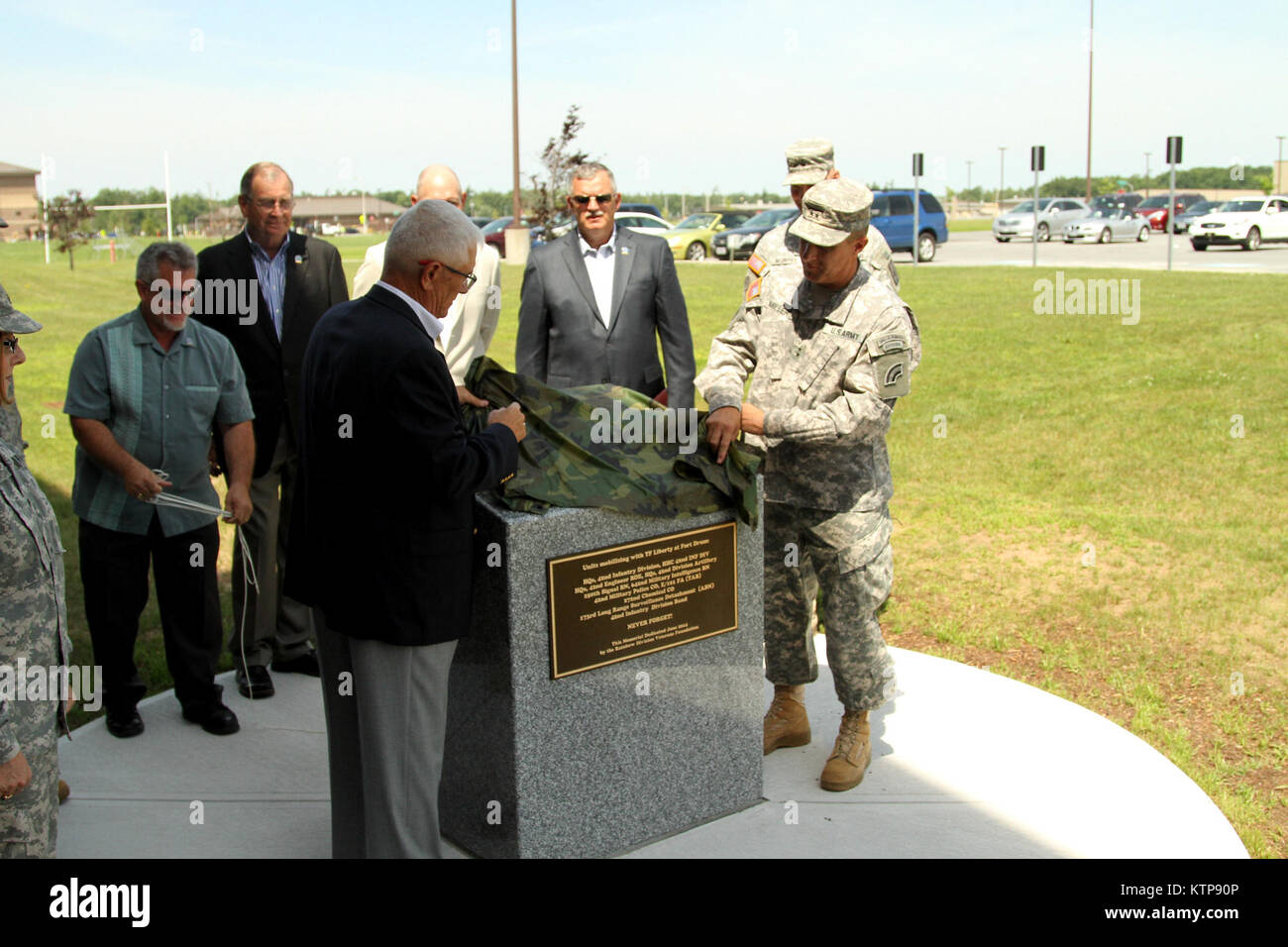 U.S. Army National Guard personnel daily duties and life. Working ...