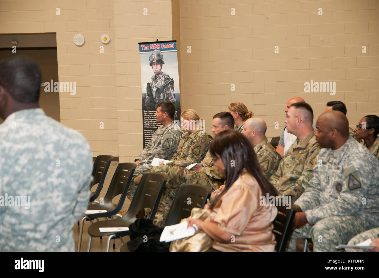 U.S. Army National Guard personnel daily duties and life. Working ...