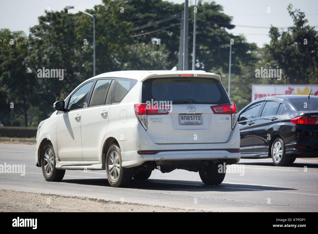 Buy Used Toyota Innova Crysta 2.7 ZX 7 STR AT of 2021 model @ 16,90,000 INR  in Delhi - 5043125 - ZigWheels.com, image size:1300x956