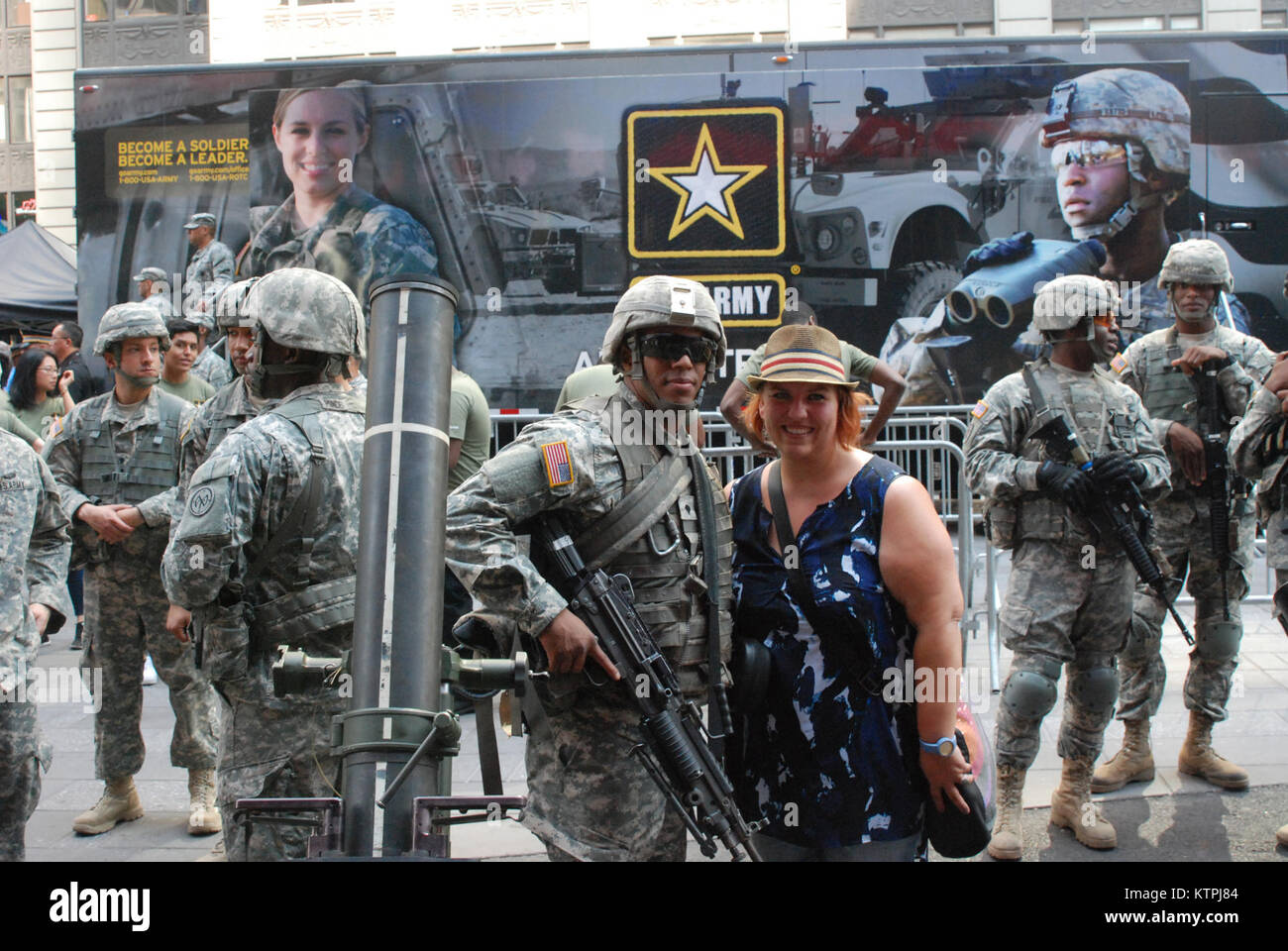 Soldiers of the New York Army National Guard's 1st Battalion 69th ...