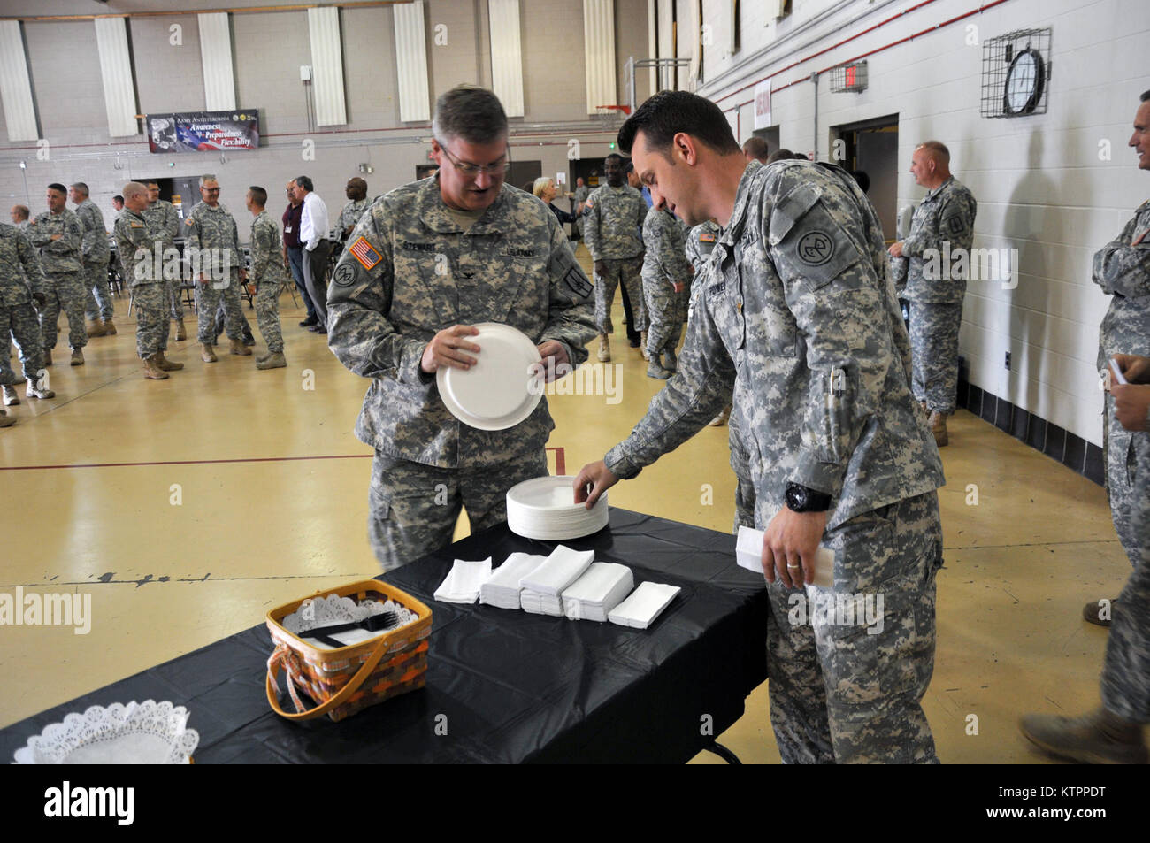U.S. Army National Guard personnel daily duties and life. Working ...