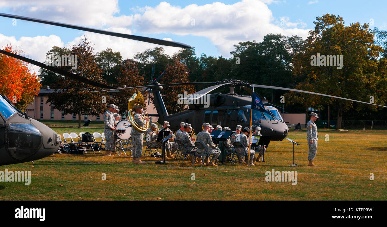 Lt. Col. Kevin Ferreira takes command from Lt. Col. Jeffrey Baker of the 3rd Battalion, 142nd Assault Helicopter Battalion, 42nd Combat Aviation Brigade, on Oct. 17, 2015, at Camp Smith, N.Y. (New York Army National Guard photo by 1st Lt. Amy Hanna/Released) Stock Photo