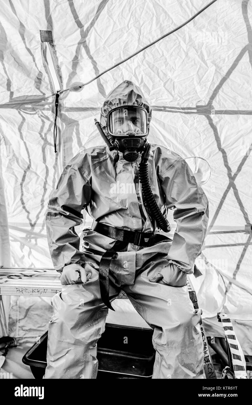 Soldiers assigned to the 222nd Chemical Company, New York Army National Guard, and officers with the New York Police Department's COBRA (Chemical Ordinance, Biological and Radiological Awareness) training unit conduct an exercise simulating an urban chemical attack at Rodman's Neck Tactical Village, Bronx, N.Y., Nov. 19, 2016. The New York Army National Guard Soldiers and officers with the COBRA training unit used the exercise to share techniques and procedures, as well as enhance their readiness in case of a natural disaster or terrorist attack. (U.S. Army National Guard photo by Sgt. Harley  Stock Photo