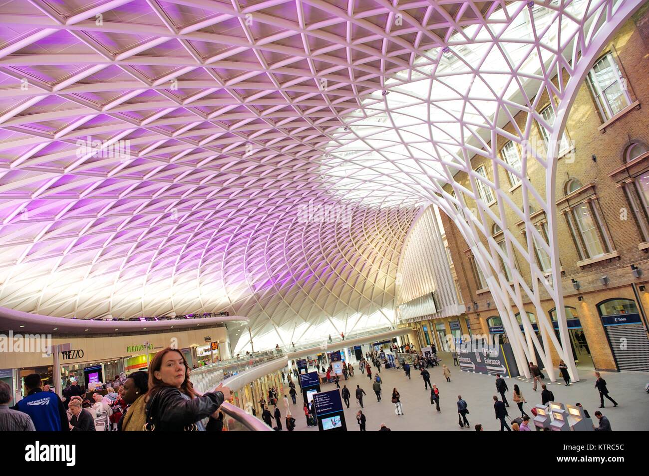 King's Cross Station concourse Stock Photo - Alamy