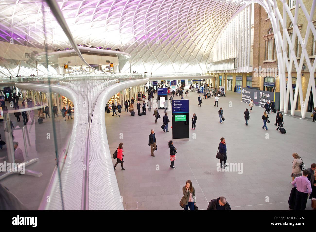 King's Cross Station concourse Stock Photo - Alamy