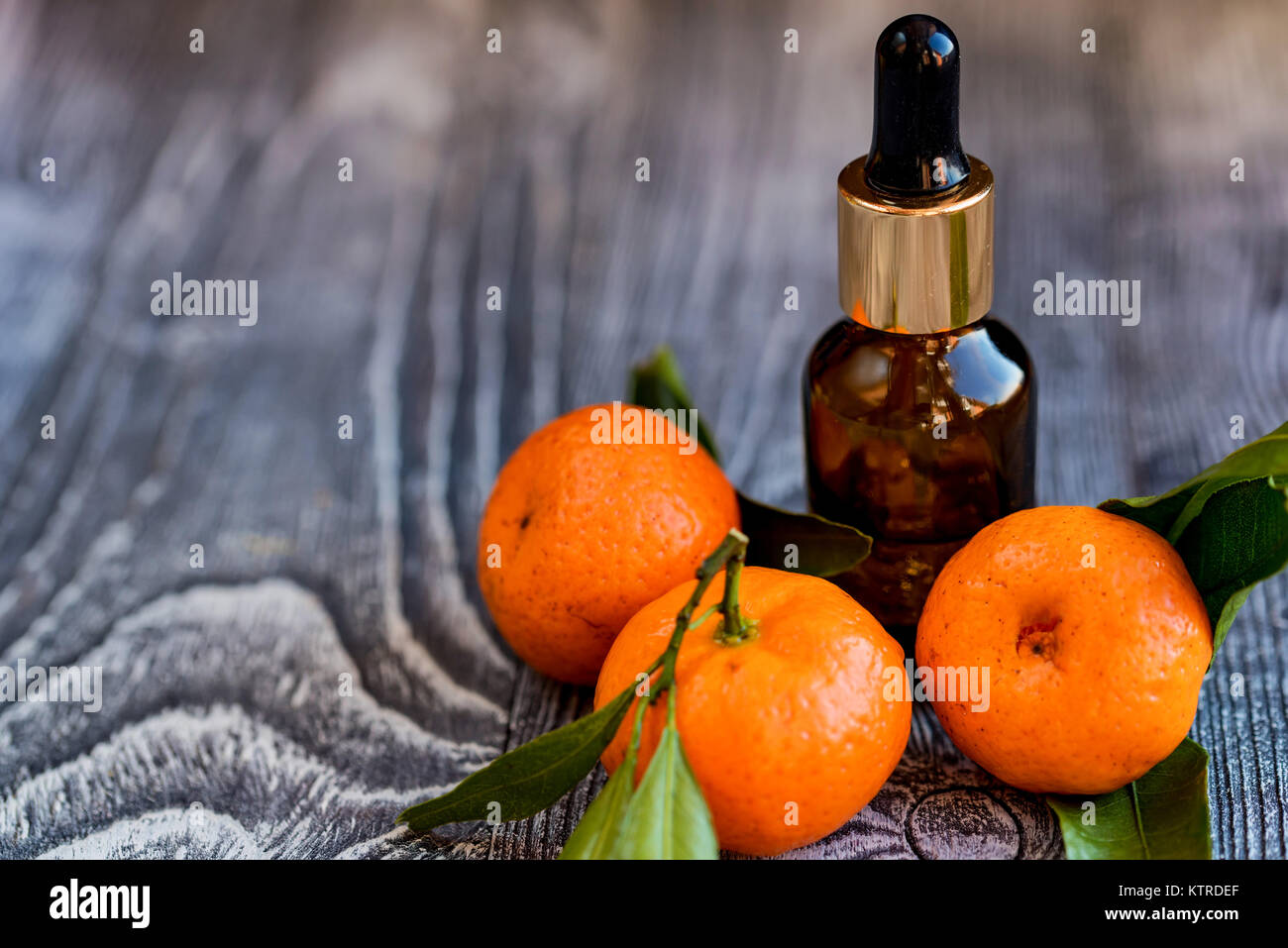 Dropper bottle of mandarin essential oil Stock Photo Alamy