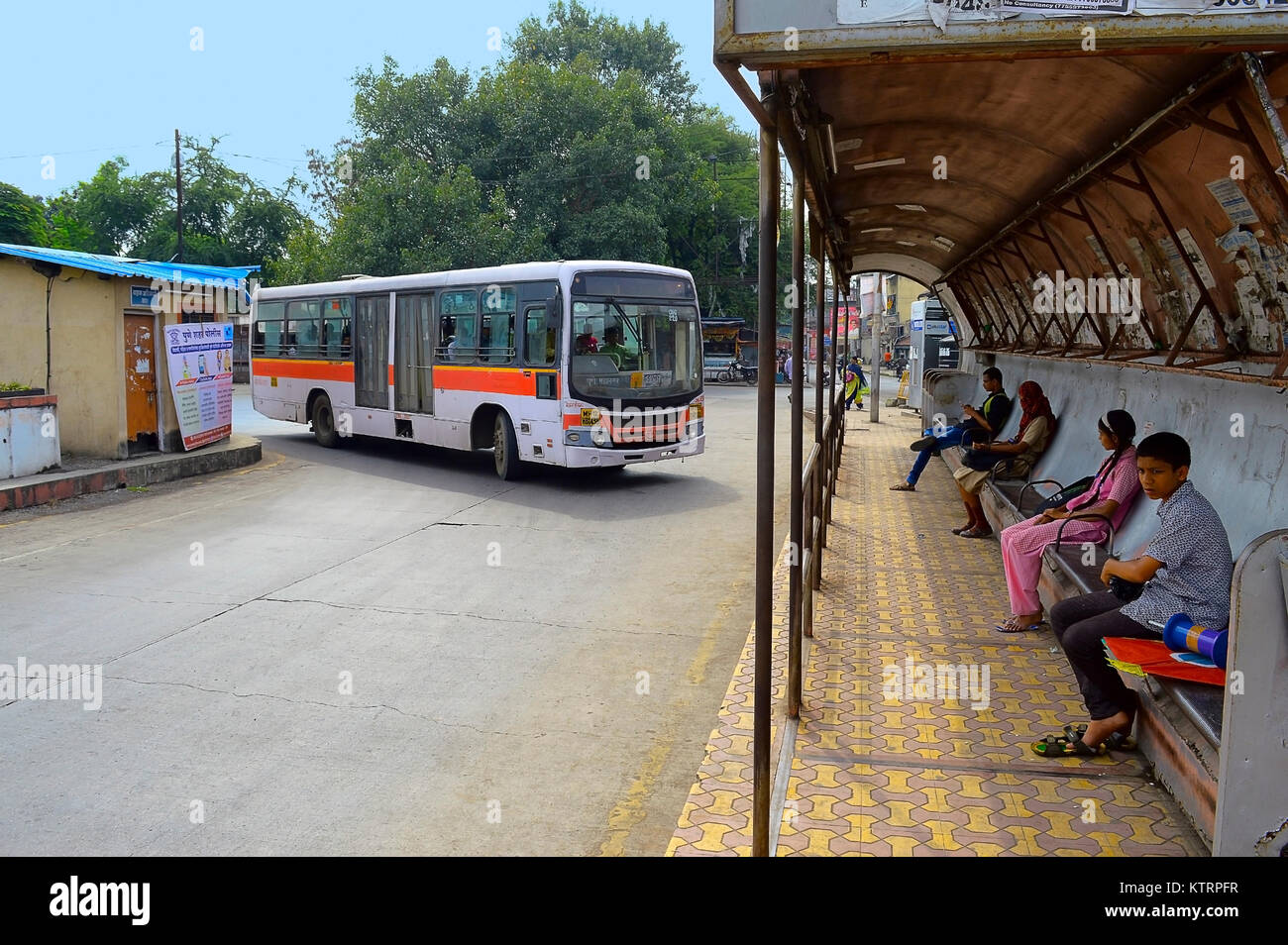 City bus arriving at a bus stop, Pune, Maharashtra Stock Photo