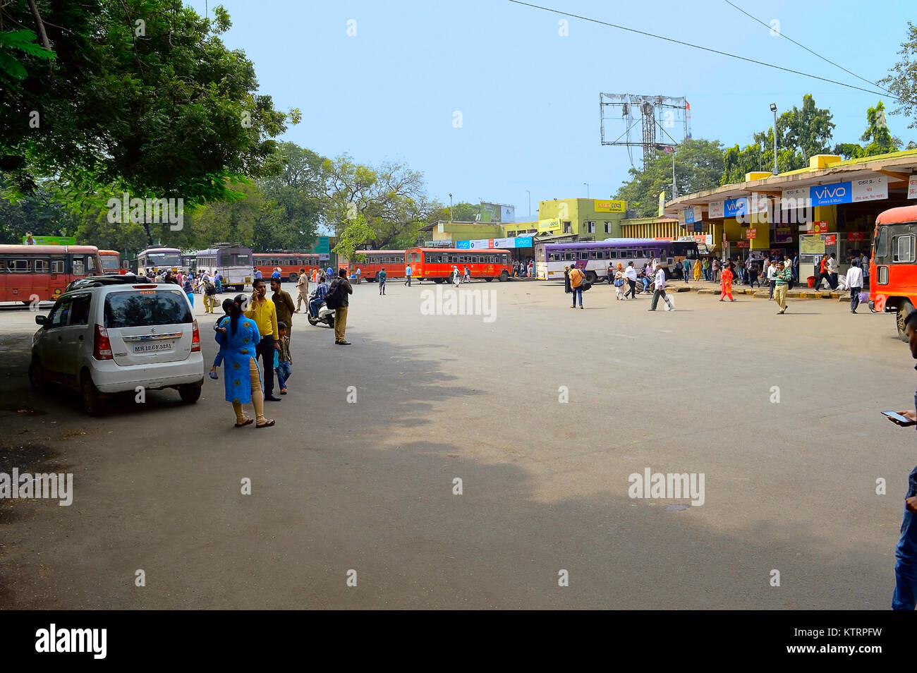 Swargate bus stand with buses and passengers, Pune, Maharashtra Stock Photo