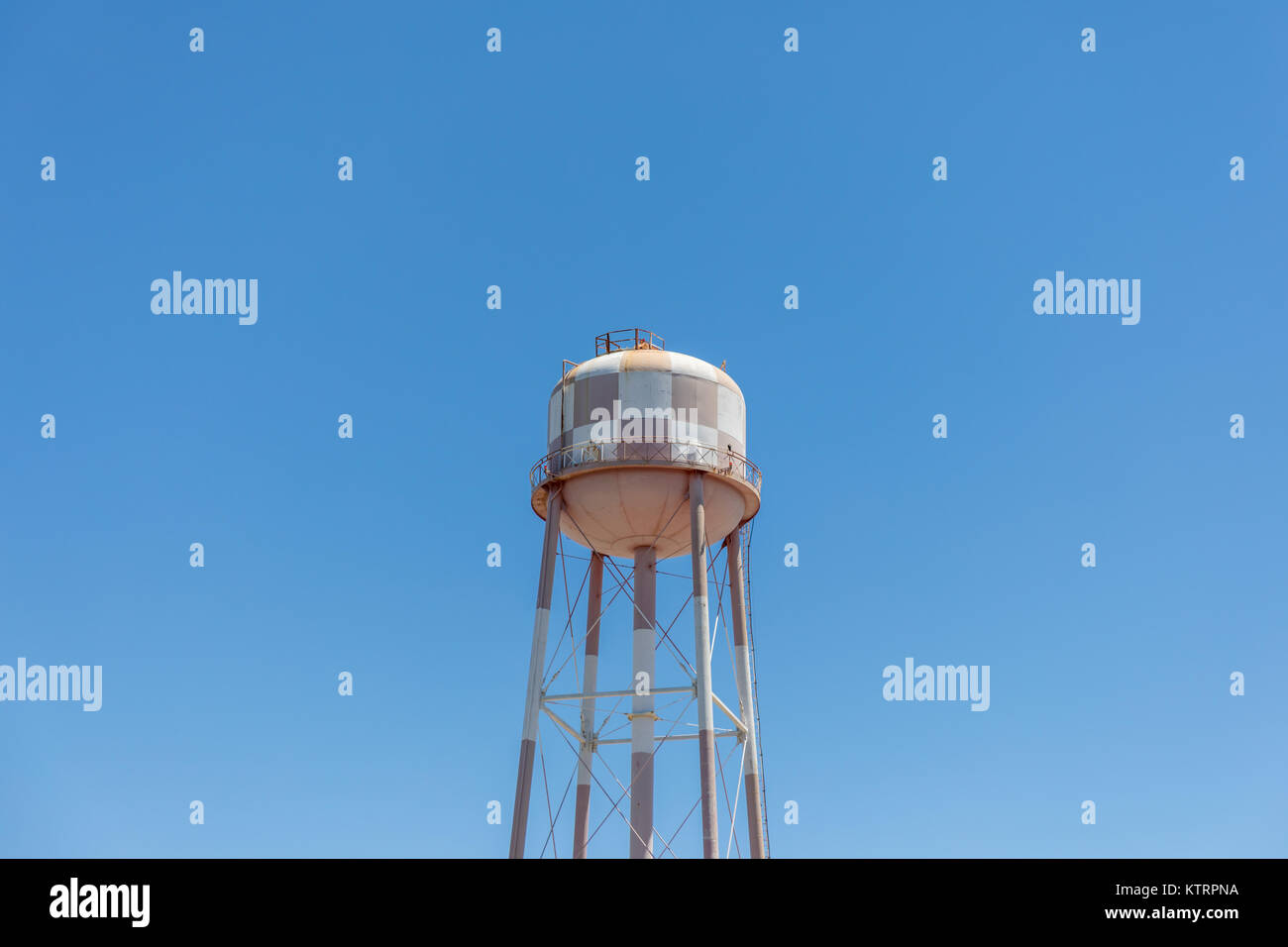 Water tower, red and white, Sunnyvale, California, USA Stock Photo