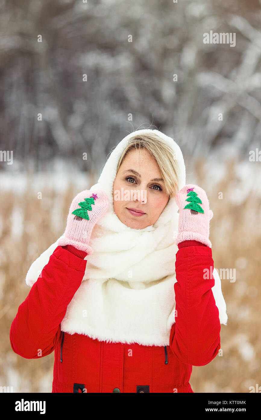 Winter girl walk in a park Stock Photo - Alamy