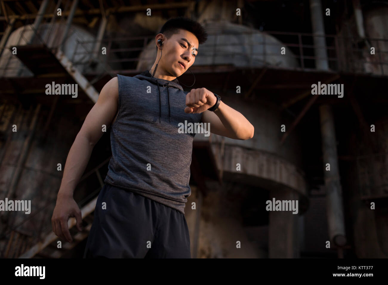 Man running checking watch hi-res stock photography and images - Alamy