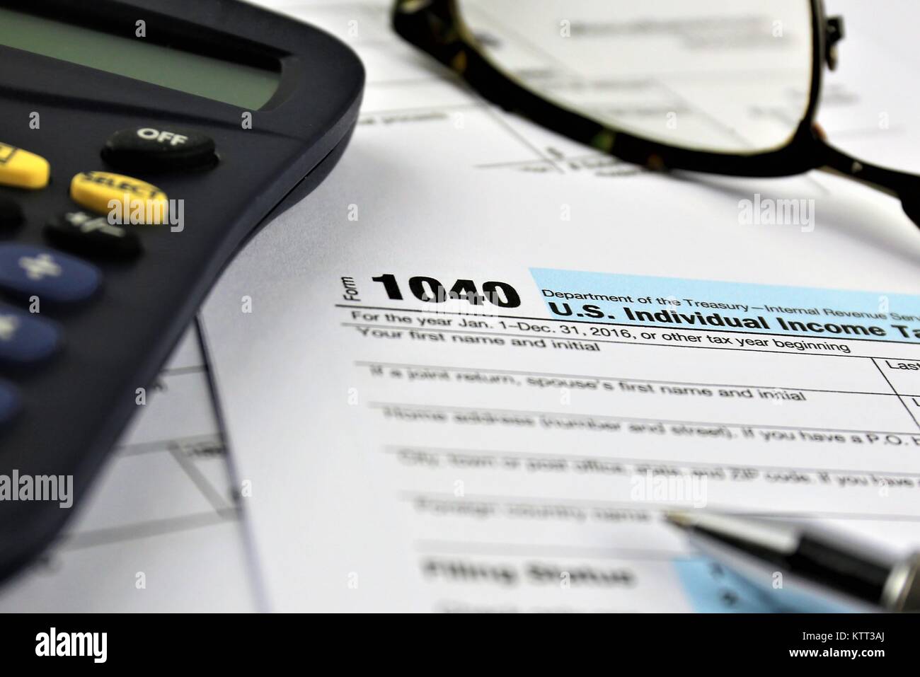 Image calculator tax return hi-res stock photography and images - Alamy