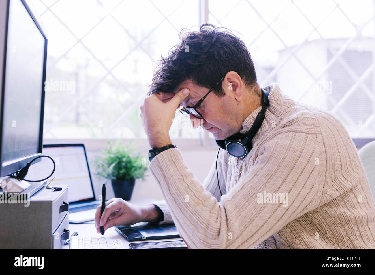 Casual old man thinking working hi-res stock photography and images - Alamy