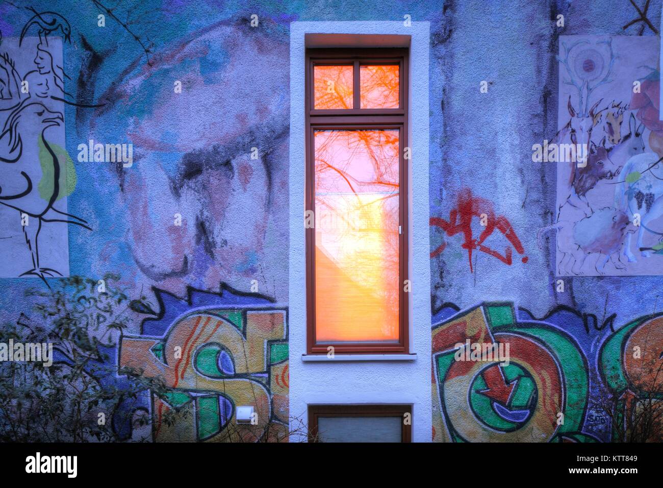 Beleuchtetes Fenster,  Hauswand  mit Graffiti  im  Ostertorviertel bei Abenddämmerung, Bremen, Deutschland, Europa  IOld House Wall and window with Gr Stock Photo