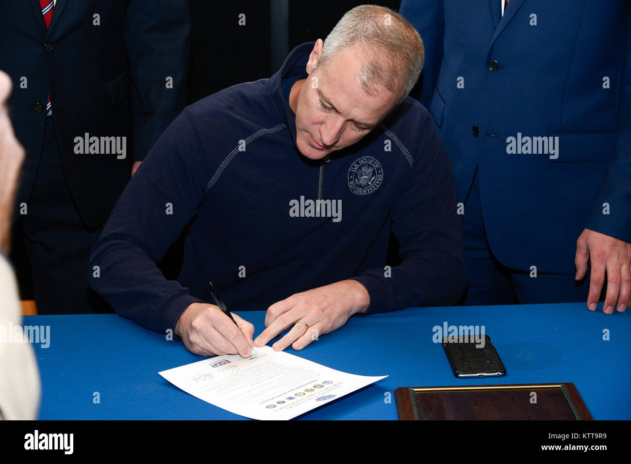 U.S. Rep. Sean Patrick Maloney signed a statement expressing his support of existing programs and laws that help reserve-component service members find and keep employment at Stewart Air National Guard Base, New York April 20, 2017. Guardsmen and reservists face unique challenges as they transition to and from periods of active duty during their careers. (U.S. Air Force photo by Staff Sgt. Julio A. Olivencia Jr.) Stock Photo