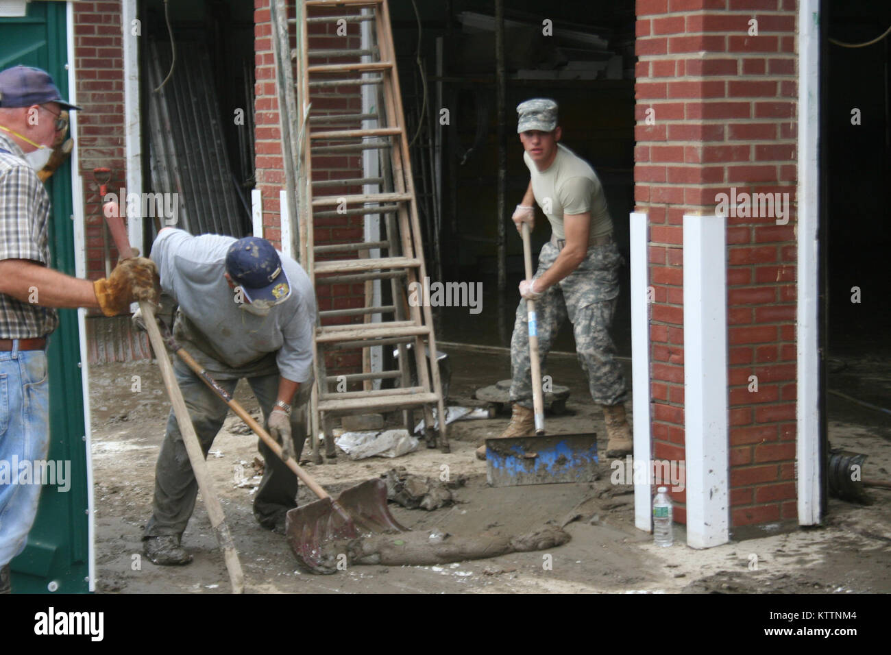 New York Army National Guard Soldiers from the 206th Military Police ...