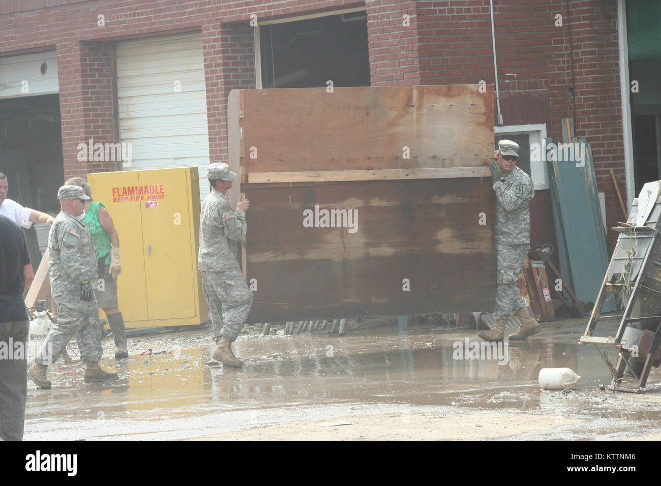 New York Army National Guard Soldiers from the 206th Military Police ...