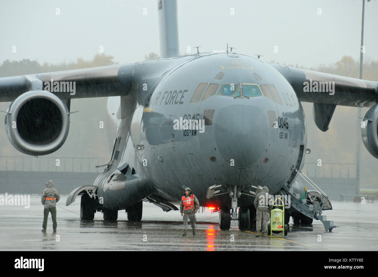 STEWART ANGB NEWBURGH, N.Y. -105th maintainers preflight a 17 Globemaster III in the rain for a late morning flight Oct. 19, 2012.  (National Guard photo by Tech. Sgt. Michael OHalloran) (Released) Stock Photo