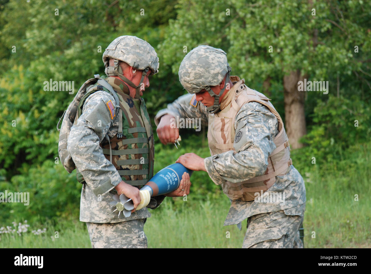 FORT DRUM, N.Y. - While the temperature reached a summer time high of 95 degrees, Soliders from Headquarters and Headquarters Troop, A, B and C Troops, 2nd Squadron, 101st Cavalry spent the week of June 18-22 at Fort Drum familiarizing with various weapon systems. It was the first time the unit was able to pull about 225 Soldiers from Niagara Falls, Geneva and Jamestown as well as some Soldiers from the Buffalo-based Company D, 427th Brigade Support Bn. for support during refocus/qualification training since standing down for an Afghanistan deployment with the 27th Infantry Bde. Combat Team la Stock Photo