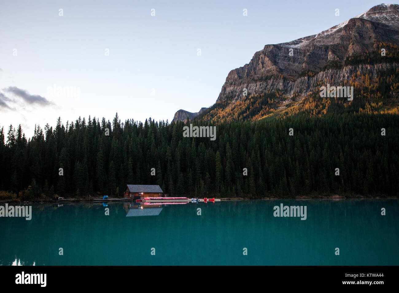 Autumn at lake louise in banff national park hi-res stock photography ...
