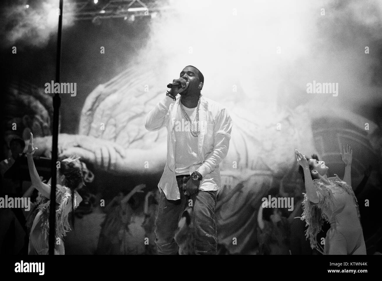 KANYE WEST 直筆サイン入り写真 - メルカリ