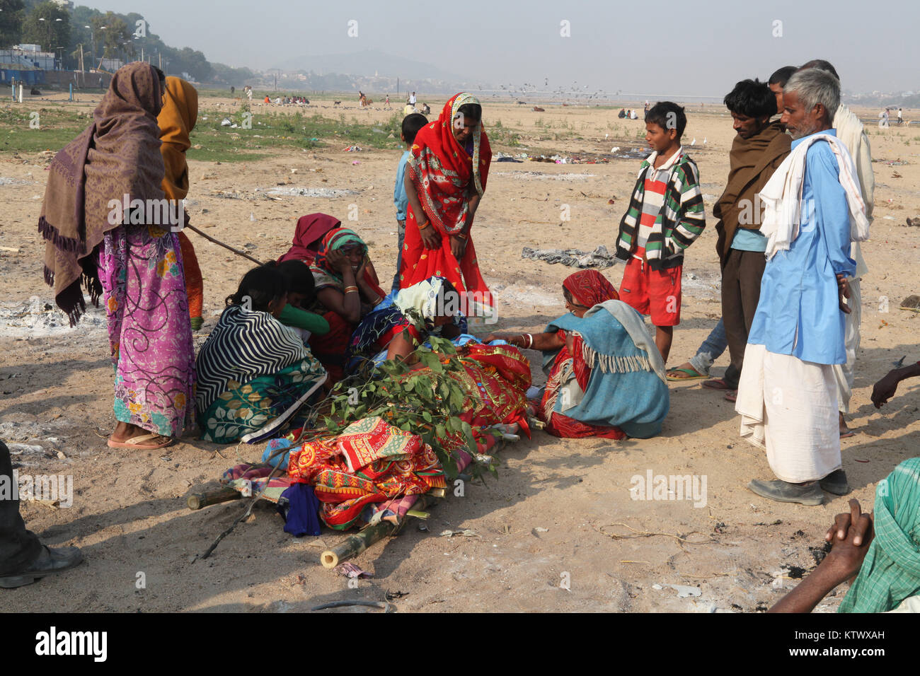 The relatives of a deceased man grieve over his body before it is cremated in Gaya, Bihar, India Stock Photo