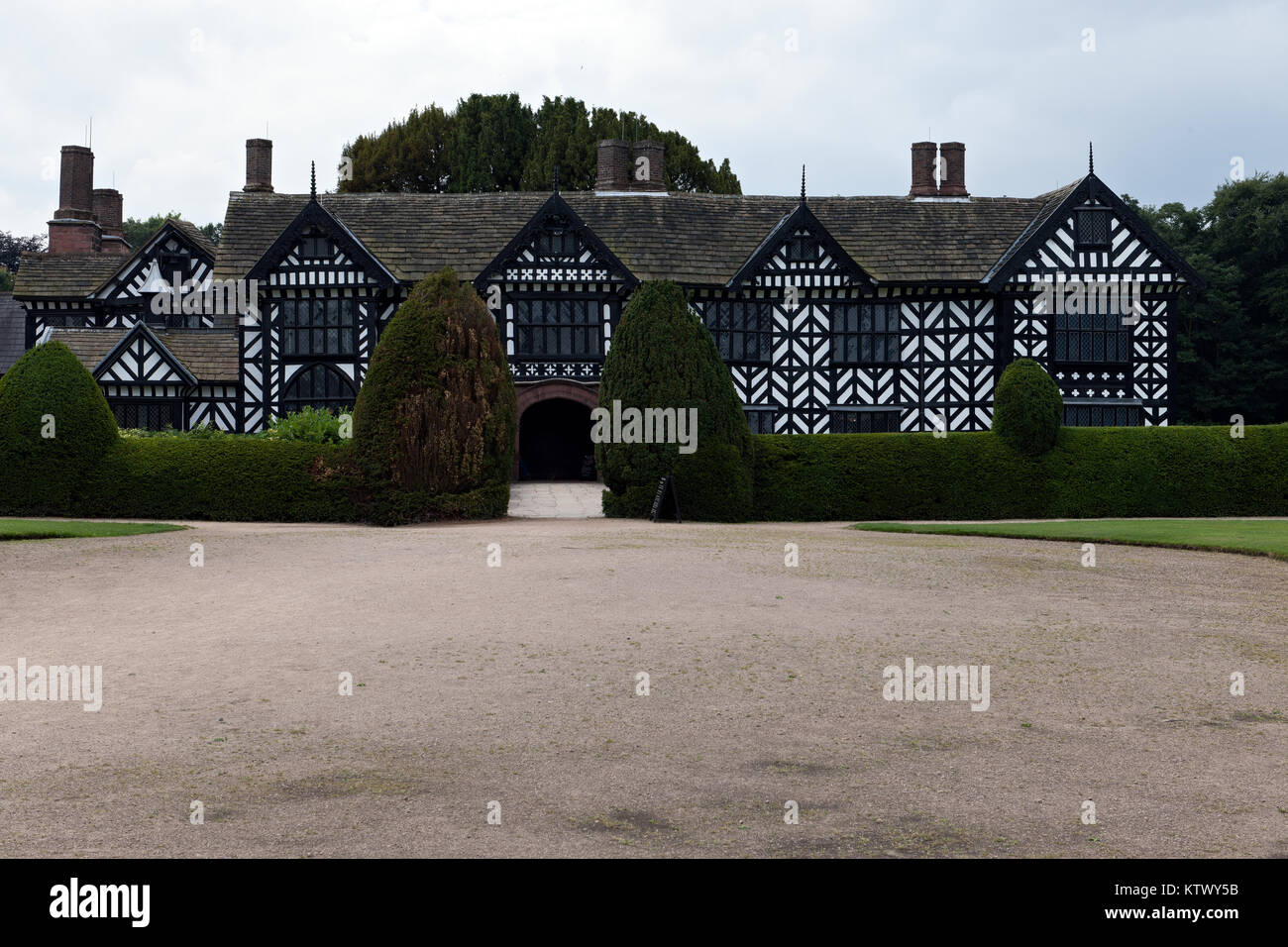 Speke Hall is one of the finest Tudor mansions in the UK. Speke Hall is a wood-framed, Tudor house in Speke, Liverpool, England. The house belongs to  Stock Photo